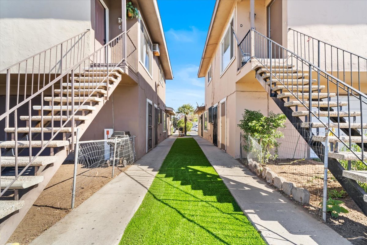 355 Lansing Cir, Escondido, CA à vendre Photo de l’immeuble– Image 1 sur 11