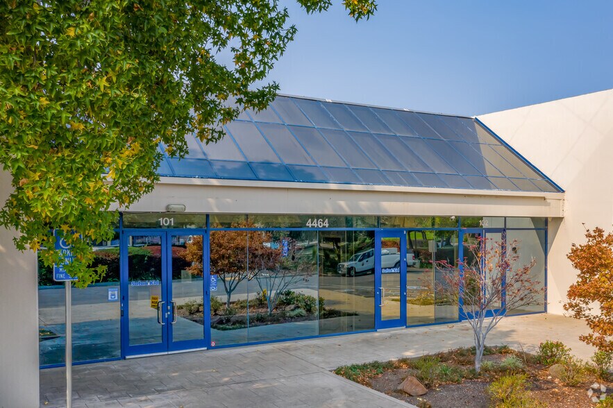 4464 Willow Rd, Pleasanton, CA à louer - Photo de l’immeuble – Image 2 sur 7