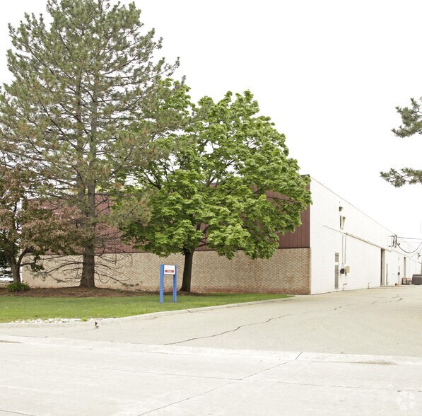1711-1715 Larchwood Dr, Troy, MI à louer - Photo de l’immeuble – Image 2 sur 4