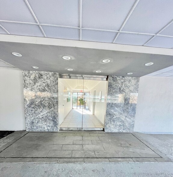 81 Holly Hill Ln, Greenwich, CT à louer - Photo de l’immeuble – Image 3 sur 21