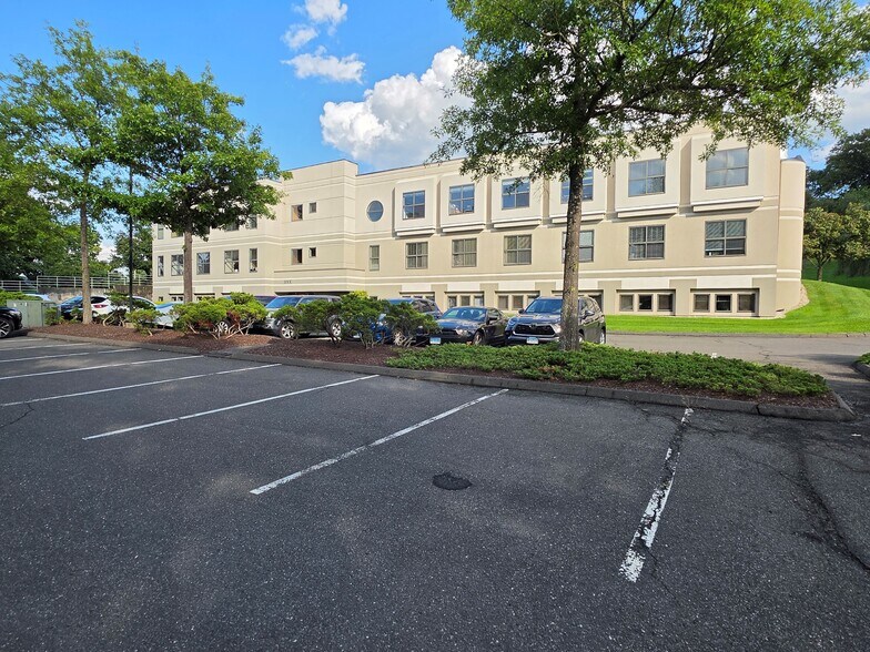 1 Pomperaug Office Park, Southbury, CT à vendre - Photo de l’immeuble – Image 1 sur 5