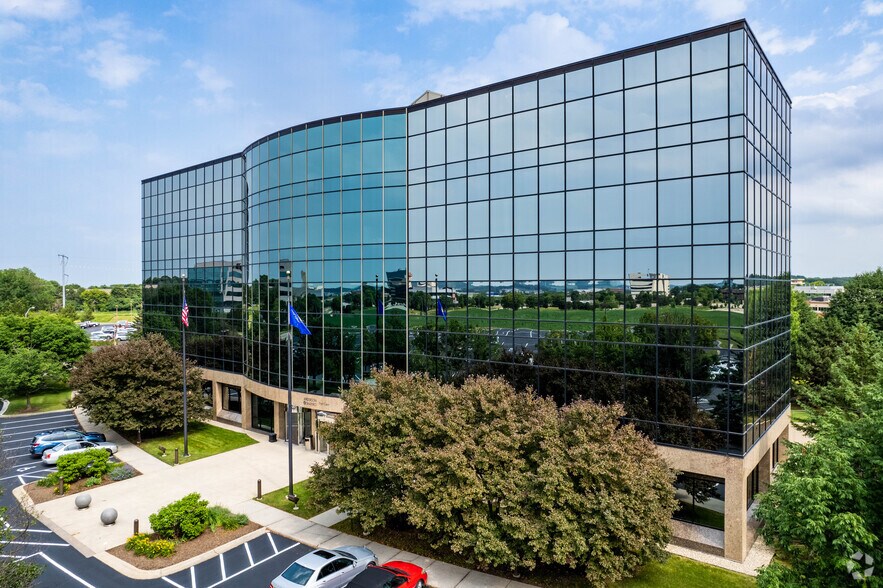 1200 John Q Hammons Dr, Madison, WI à louer - Photo principale – Image 1 sur 9