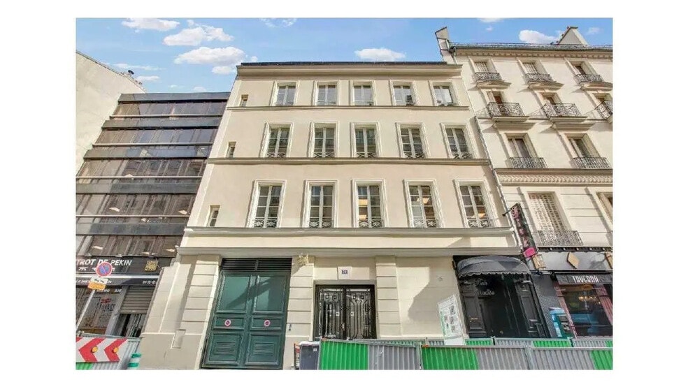 36 Rue De Ponthieu, Paris à louer - Photo de l’immeuble – Image 1 sur 11