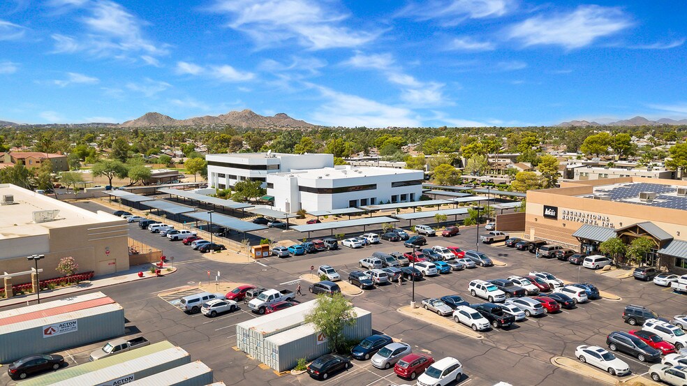 4225 E Windrose Dr, Phoenix, AZ à louer - Photo de l’immeuble – Image 2 sur 8