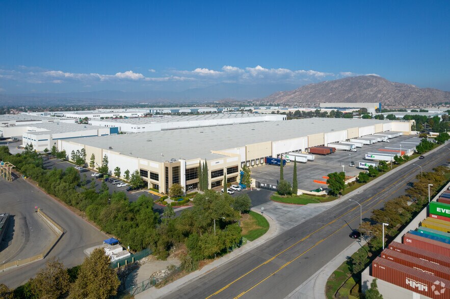 24950 Grove View Rd, Moreno Valley, CA à louer - Aérien – Image 3 sur 7