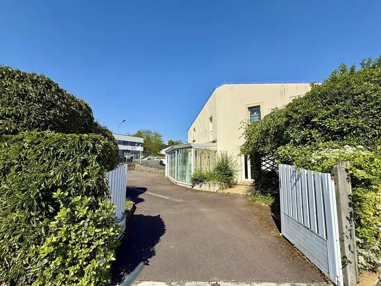 Local d’activités dans Bretteville-sur-Odon à louer - Photo de l’immeuble – Image 2 sur 3