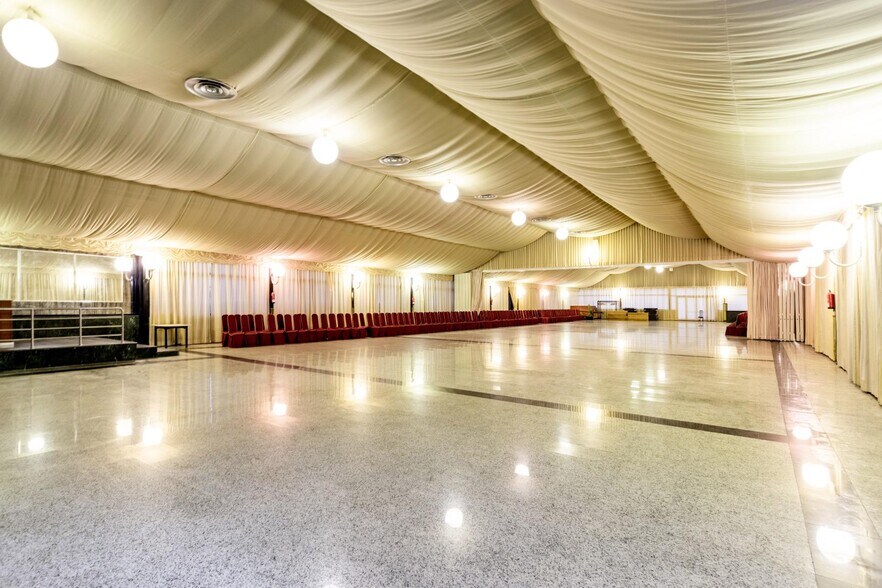 Services hôteliers dans Villalbilla, Madrid à vendre - Photo de l’immeuble – Image 3 sur 5