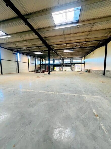 Local d’activités dans Plaisir à louer - Photo de l’immeuble – Image 2 sur 9