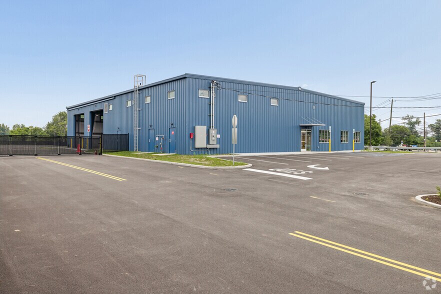 2577 Forest Ave, Staten Island, NY à louer - Photo de l’immeuble – Image 1 sur 21
