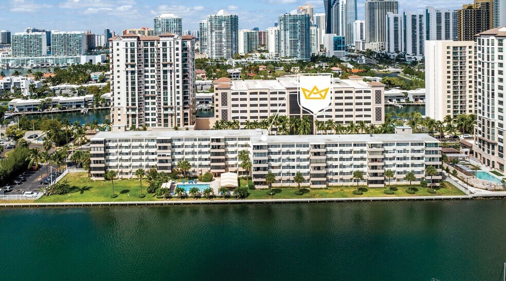 220 Kings Point Dr, Sunny Isles Beach, FL à vendre - Aérien – Image 1 sur 7
