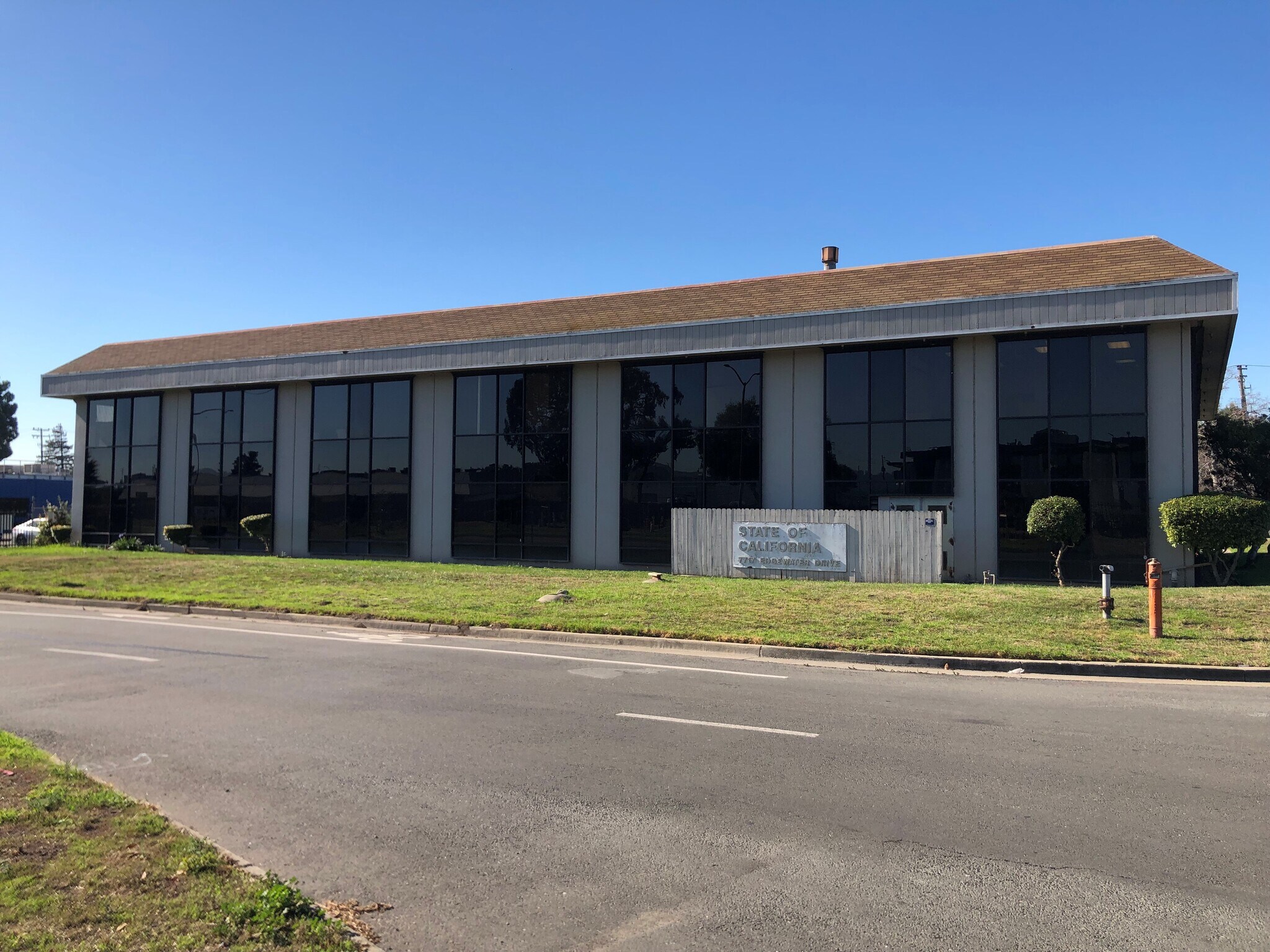 7717 Edgewater Dr, Oakland, CA à vendre Photo de l’immeuble– Image 1 sur 26