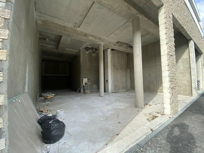 Local commercial dans Savigny-le-Temple à louer - Photo de l’immeuble – Image 2 sur 12