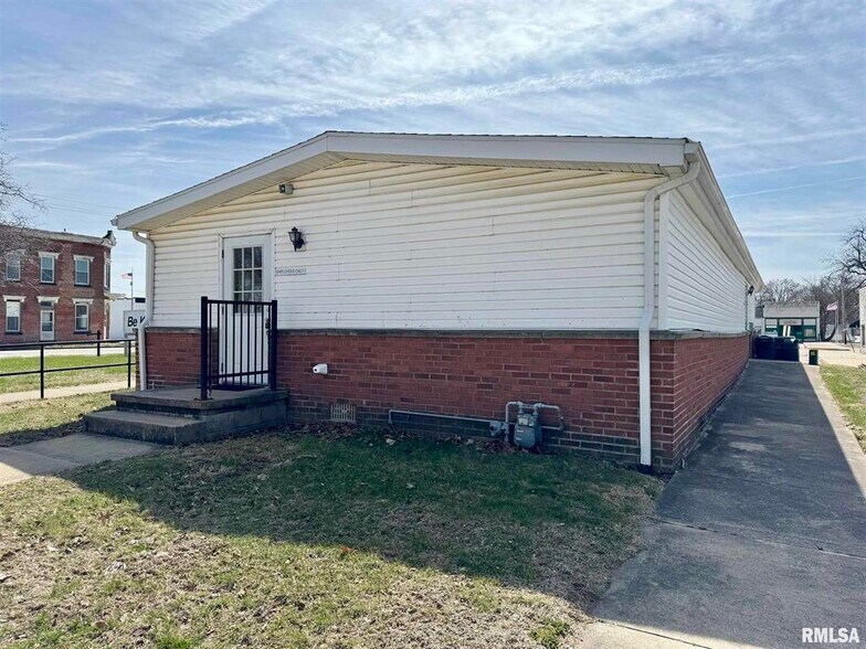 130 N Broadway St, Table Grove, IL à vendre - Photo de l’immeuble – Image 3 sur 13