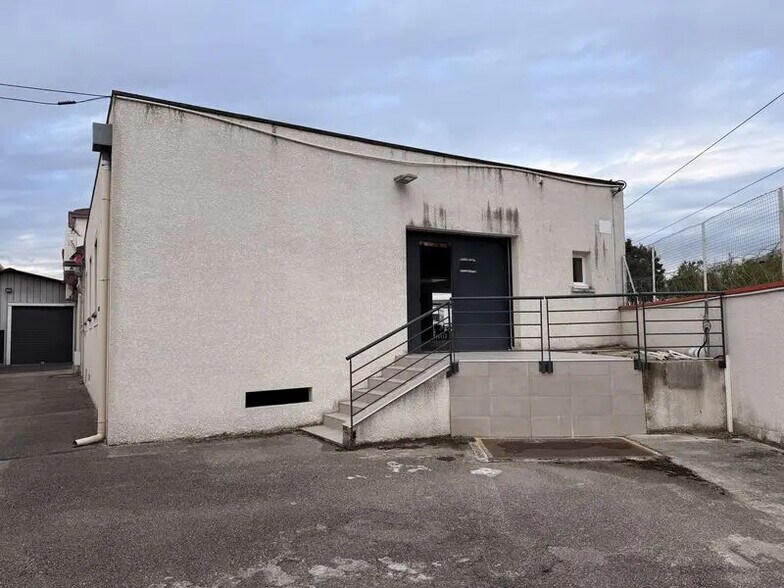 Local commercial dans Décines-Charpieu à louer - Photo de l’immeuble – Image 3 sur 3