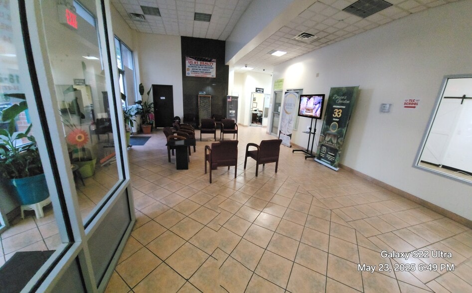 34-27 Steinway St, Astoria, NY à louer - Hall d’entrée – Image 3 sur 10