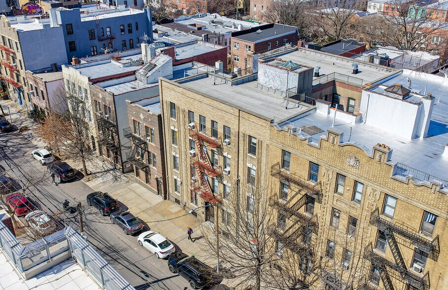 2374 29th St, Astoria, NY à vendre - Photo de l’immeuble – Image 2 sur 8
