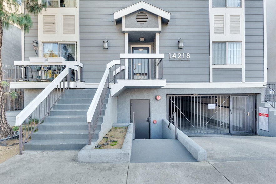 14218 Victory Blvd, Van Nuys, CA à vendre - Photo de l’immeuble – Image 2 sur 12