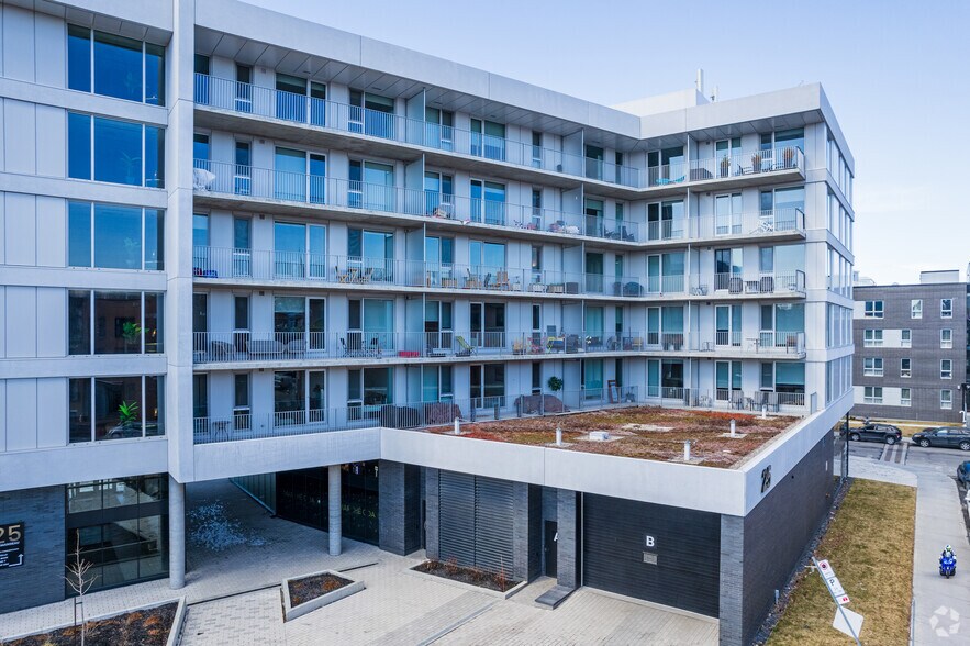 1300 Av Thérèse-Lavoie-Roux, Outremont, QC à louer - Photo de l’immeuble – Image 3 sur 3