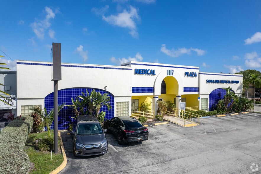 1117 E Hallandale Beach Blvd, Hallandale Beach, FL à louer - Photo de l’immeuble – Image 2 sur 9