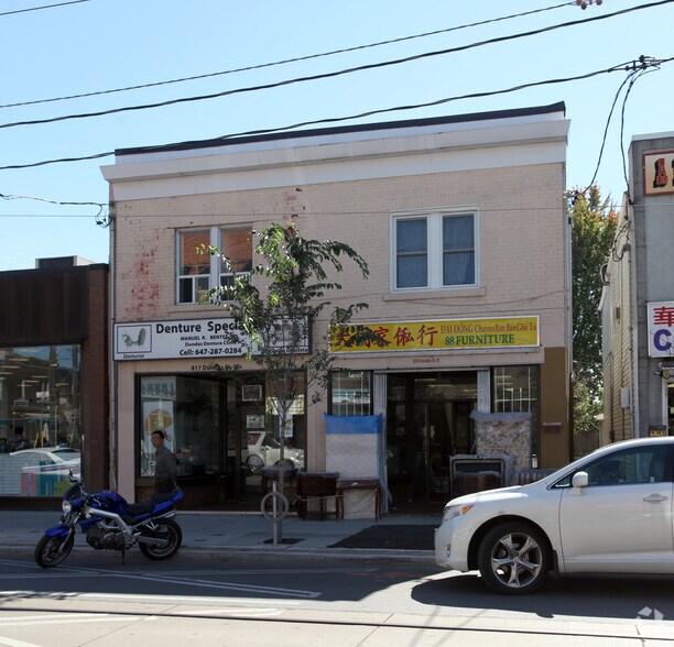 817-819 Dundas St W, Toronto, ON à louer - Photo de l’immeuble – Image 2 sur 2