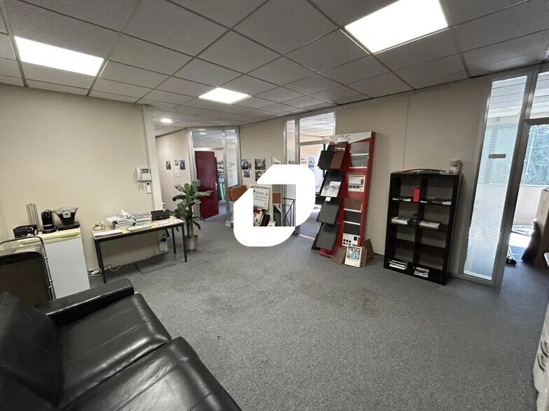 Bureau dans Saint-Thibault-des-Vignes à louer - Photo de l’immeuble – Image 2 sur 9