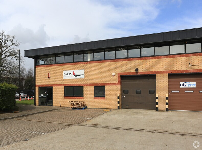 Newton Rd, Crawley à louer - Photo de l’immeuble – Image 2 sur 2