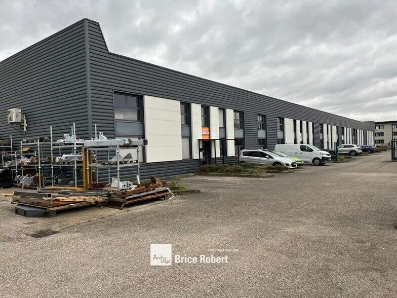 Local d’activités dans Saint-Priest à louer - Photo de l’immeuble – Image 1 sur 6