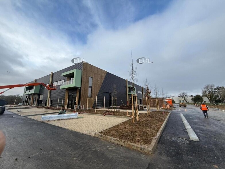 Local d’activités dans La Queue-en-Brie à louer - Photo de la construction – Image 2 sur 9