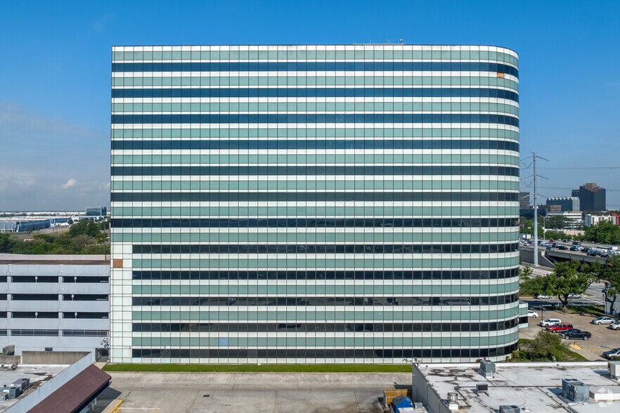 400 N Sam Houston Pky E, Houston, TX à louer - Photo de l’immeuble – Image 3 sur 4