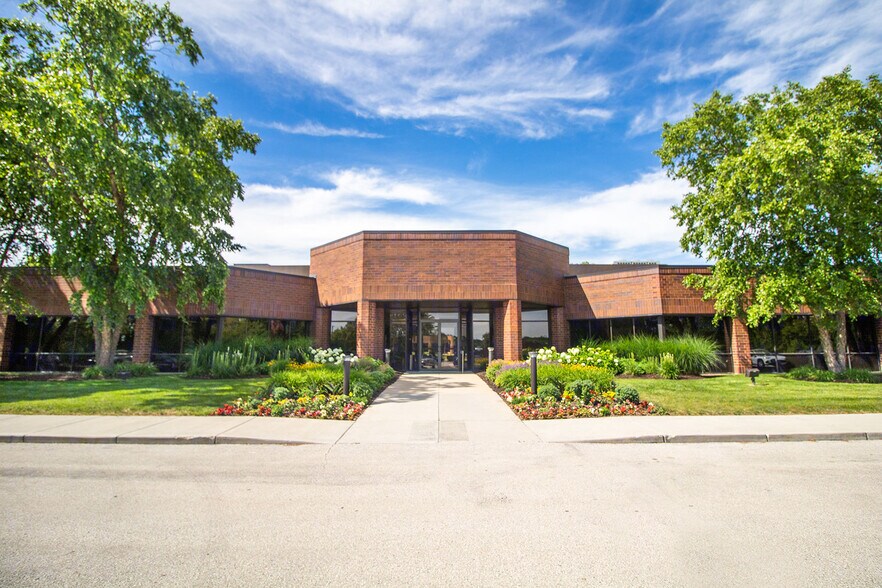 250 N Patrick Blvd, Brookfield, WI à louer - Photo de l’immeuble – Image 1 sur 13