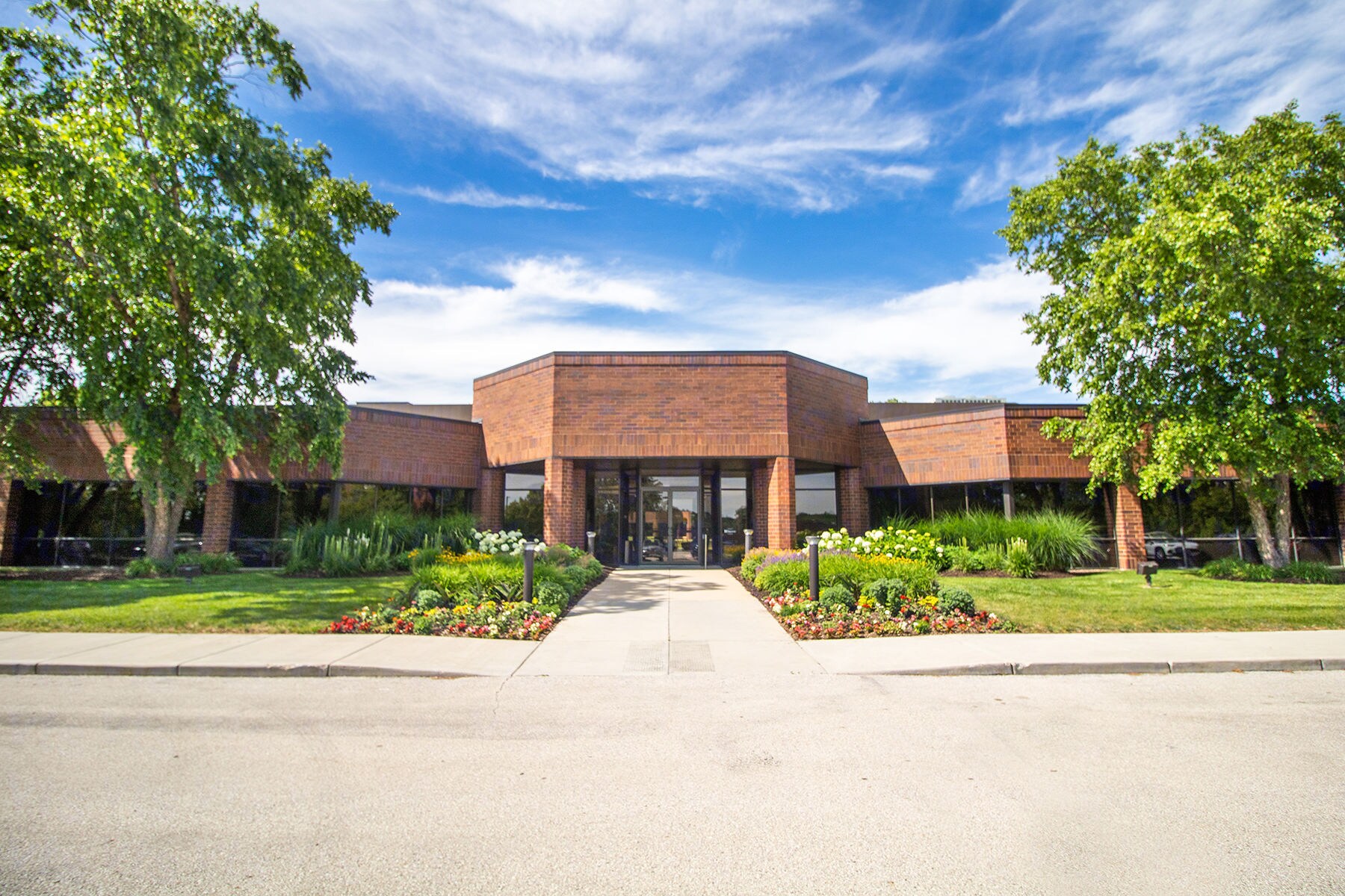 250 N Patrick Blvd, Brookfield, WI à louer Photo de l’immeuble– Image 1 sur 14