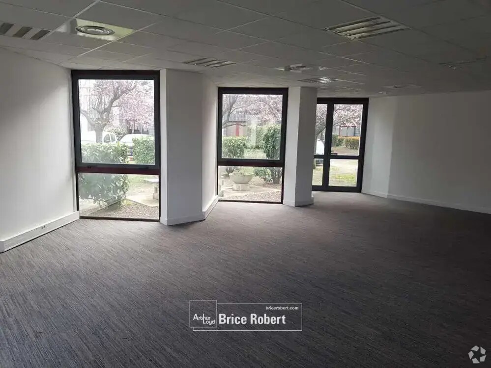 Bureau dans Vénissieux à louer Photo de l’immeuble– Image 1 sur 5