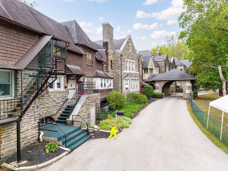 200 Camp Hill Rd, Fort Washington, PA à vendre - Photo de l’immeuble – Image 2 sur 21