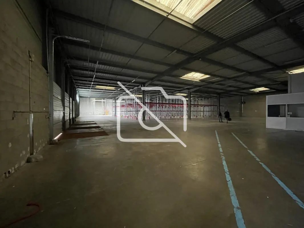 Local d’activités dans Égly à louer Photo principale– Image 1 sur 5