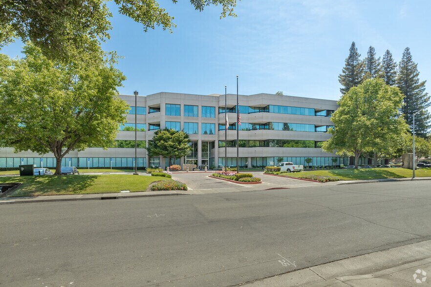 2150 River Plaza Dr, Sacramento, CA à louer - Photo de l’immeuble – Image 2 sur 4