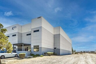 5165 Rousso Rd, Las Vegas, NV à louer Photo de l’immeuble– Image 1 sur 2