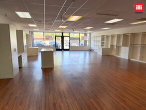 23120-23130 Lyons Ave, Santa Clarita, CA à louer Photo intérieure– Image 2 sur 2