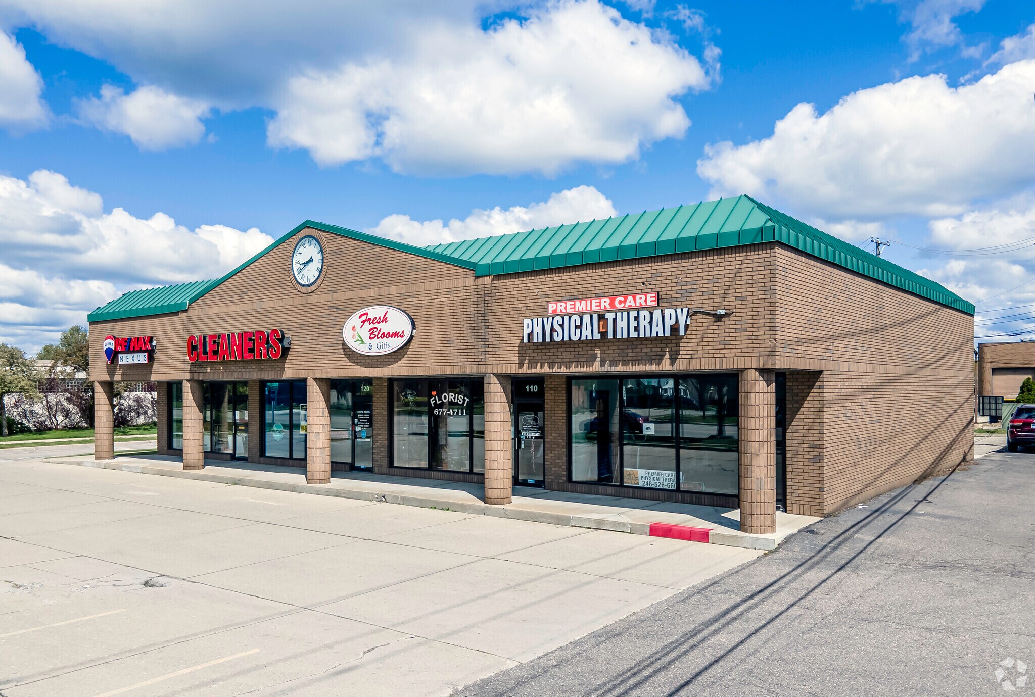 100-160 W 13 Mile Rd, Madison Heights, MI à louer Photo principale– Image 1 sur 3