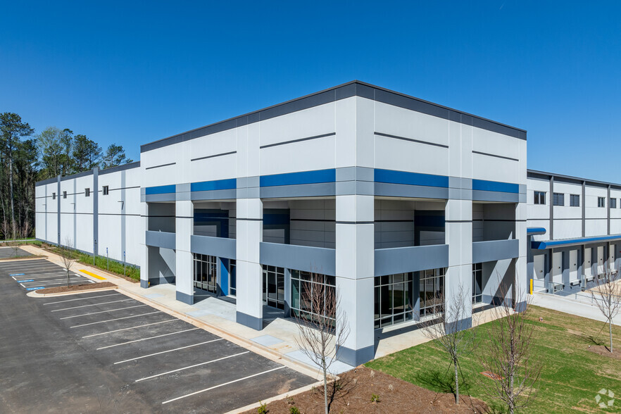 5001 N Commerce Dr, College Park, GA à louer - Photo de l’immeuble – Image 2 sur 9