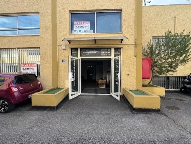 Local d’activités dans Antibes à louer - Photo de l’immeuble – Image 1 sur 11