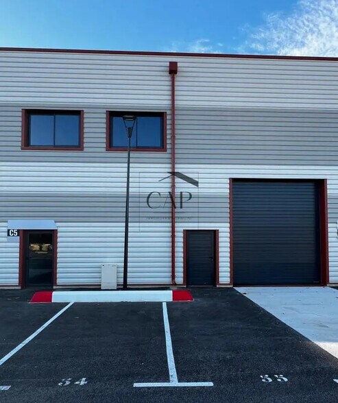 Local d'activités dans Signes à vendre - Photo de l’immeuble – Image 3 sur 12