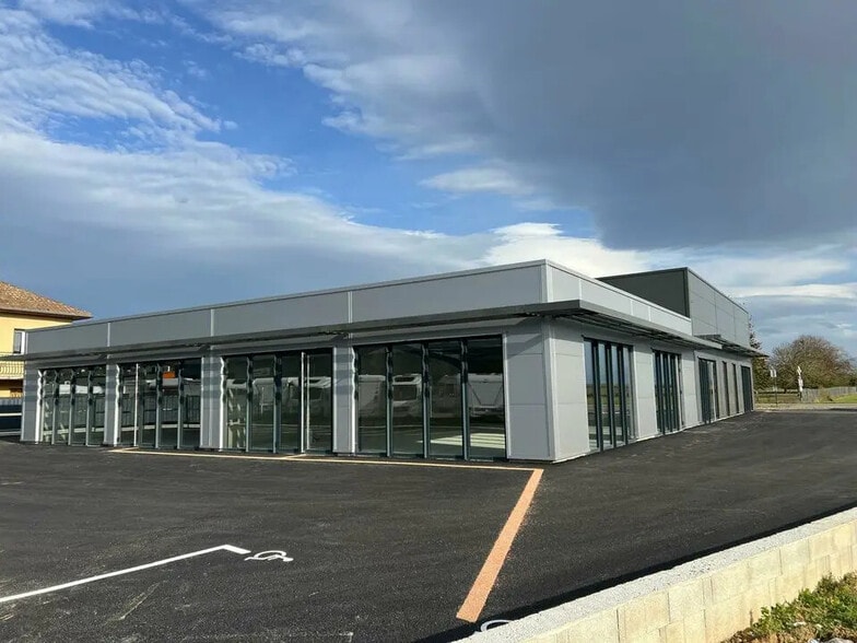 Local commercial dans La Côte-Saint-André à louer - Photo de l’immeuble – Image 2 sur 9