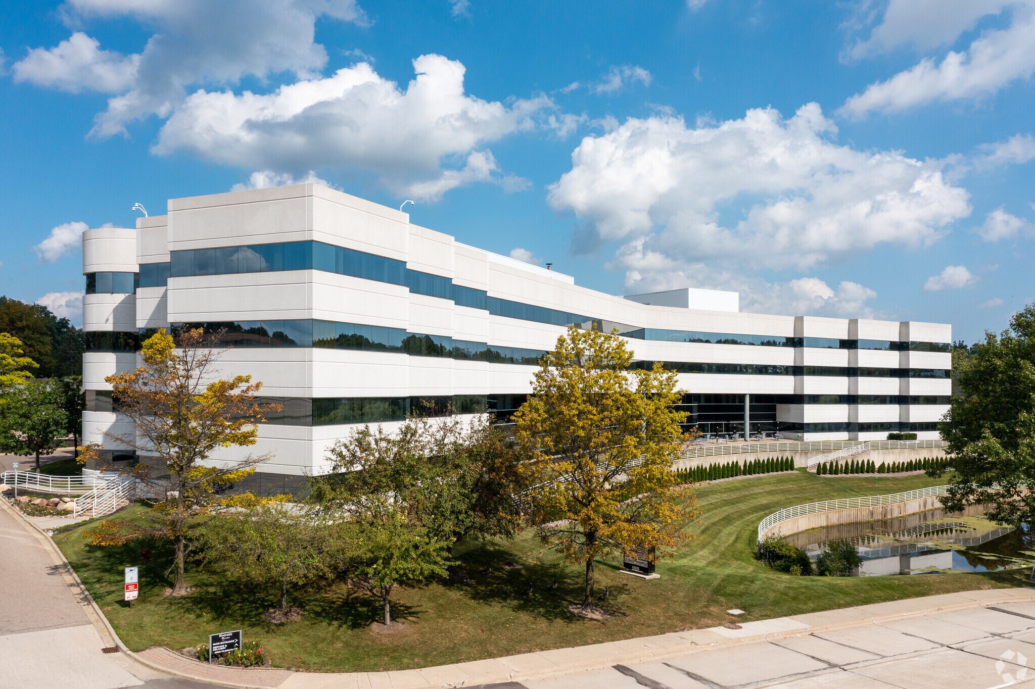 25925 Telegraph Rd, Southfield, MI à louer Photo principale– Image 1 sur 22