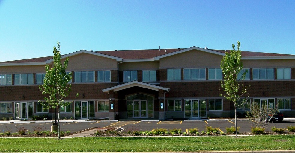 2172 Blackberry Dr, Geneva, IL à louer - Photo de l’immeuble – Image 3 sur 13