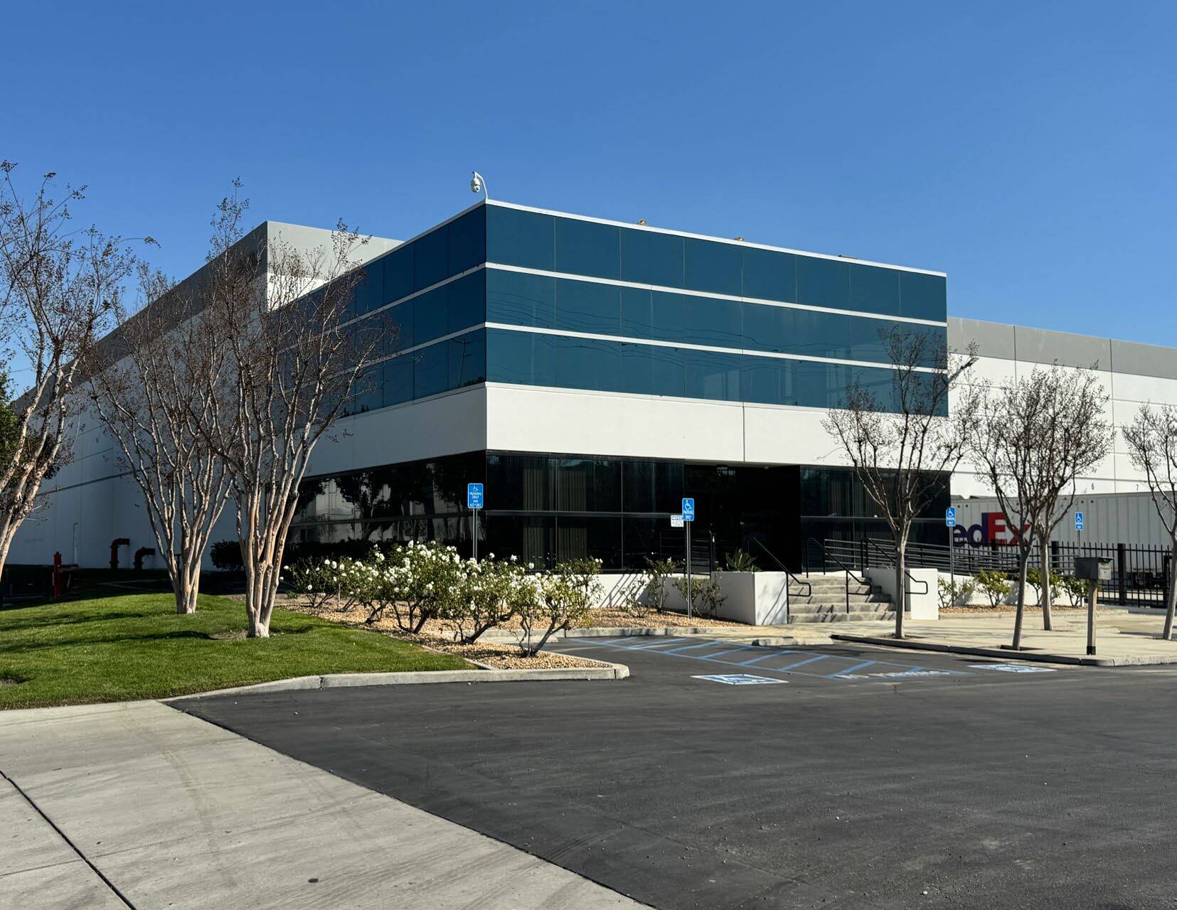 12450 Philadelphia St, Eastvale, CA à louer Photo de l’immeuble– Image 1 sur 5