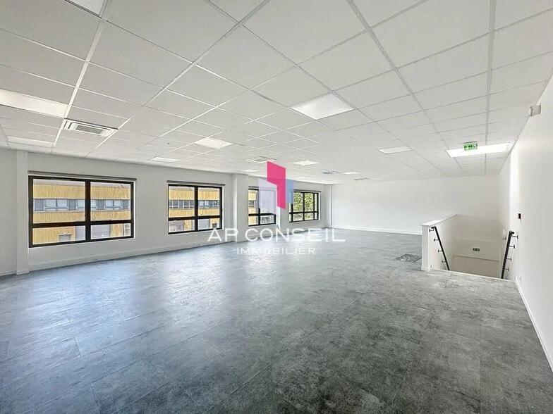Local d’activités dans Trappes à louer - Photo de l’immeuble – Image 3 sur 14