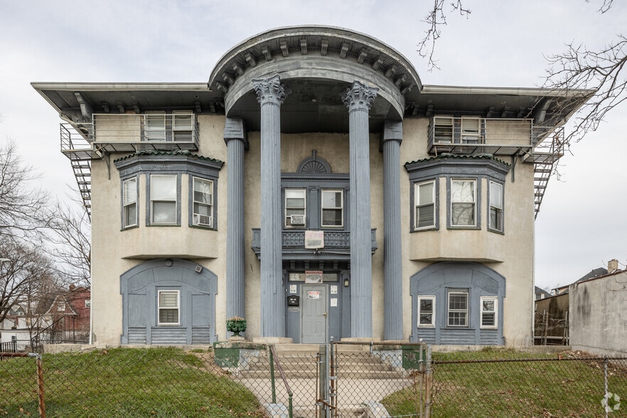 677 Clinton Ave, Newark, NJ à vendre - Photo de l’immeuble – Image 2 sur 5