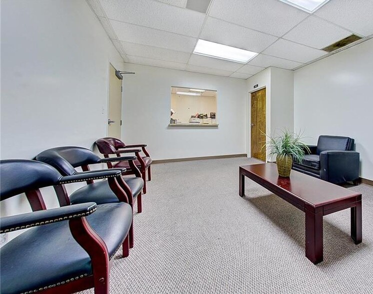 3356 W Ball Rd, Anaheim, CA à vendre - Photo de l’immeuble – Image 2 sur 23