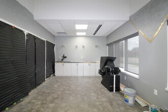 27621 Warren Rd, Garden City, MI à louer Photo intérieure– Image 2 sur 4