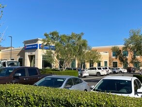 368 E Vanderbilt Way, San Bernardino, CA à louer Photo de l’immeuble– Image 2 sur 13